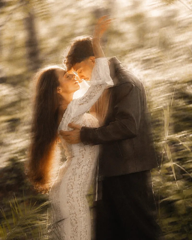 Michael y Mayra holding each other