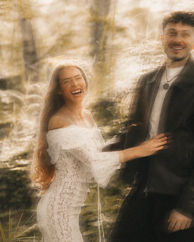 Michael y Mayra together in the sun