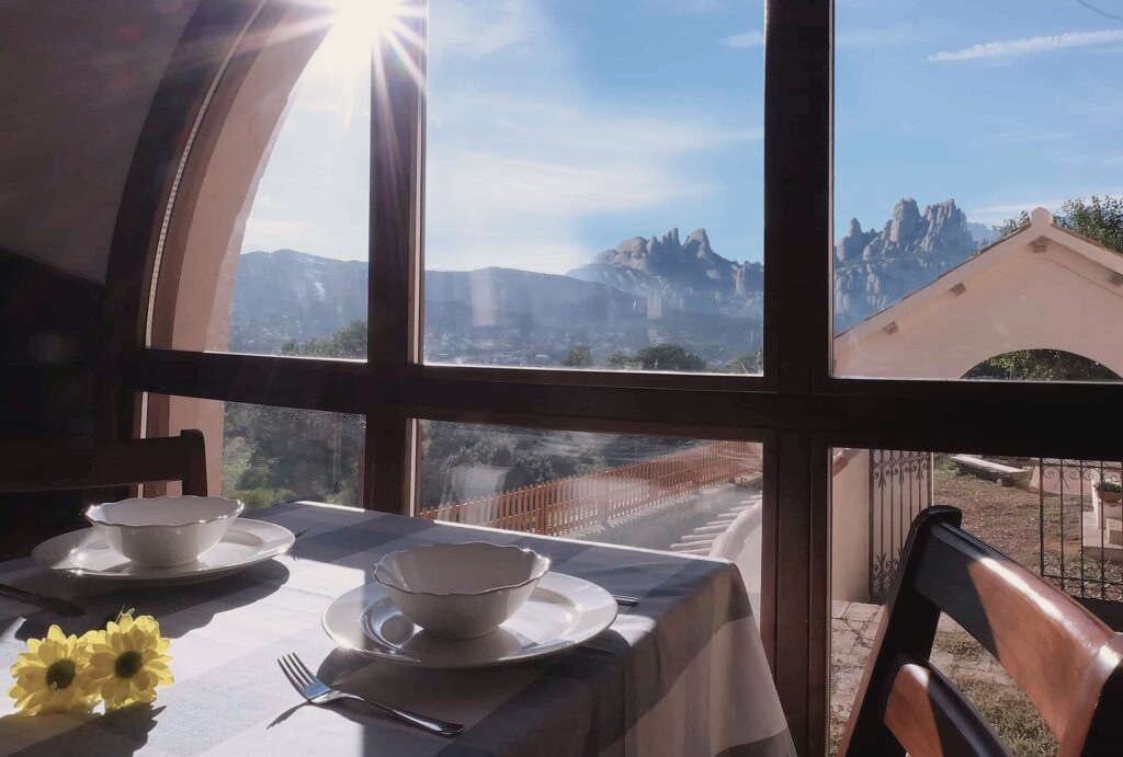 Breakfast table with a window onto Montserrat